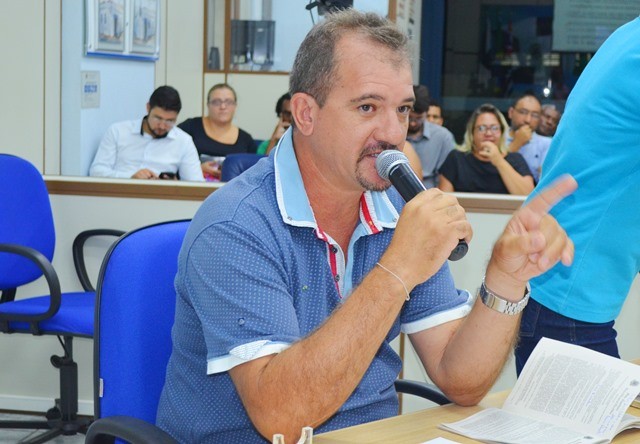 201843_FOTO - Leitinho cobra informações sobre compra de cimento
